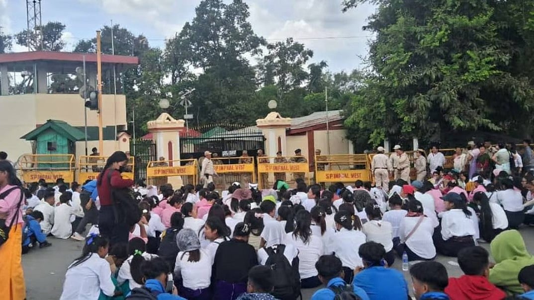ಮಣಿಪುರದಲ್ಲಿ ವಿದ್ಯಾರ್ಥಿಗಳ ಬೃಹತ್ ಪ್ರತಿಭಟನೆ; ರಾಜ್ಯಪಾಲರ ಭವನದ ಹೊರಗೆ ಕಲ್ಲು ತೂರಾಟ!